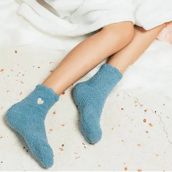 Sıcak Yumuşak Düz Renk Aşk Nakış Kızlar Basit Orta tüp Çorap Mercan Polar Çorap Kadın Çorap Sevimli Kat Çorap