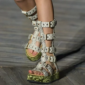 Beyaz Çivili Kemer Tokası İçi Boş Sandalet Kadın Düz Yükseltmek Metal Roma Çizmeler Yeşil Kadife Burnu açık Gladyatör rahat ayakkabılar