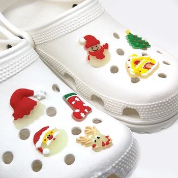 1 adet Satış Noel Karikatür ayakkabı tokası Floresan Noel Baba Elk Geyik Noel Şapka Çorap Ev Ağacı Sevimli Dekorasyon Hediyeler
