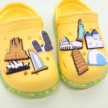 Toptan 50 adet PVC Ayakkabı Takılar Ünlü Mimari Döküm Heykeli Aksesuarları Sandalet Dekorasyon Croc Jıbz Çocuklar X-mas Hediye