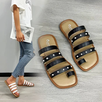 Parmak arası terlik Açık Havada kadın ayakkabısı 2023 Yaz Trendi Moda Metal Perçin Flats Sandalet Eğlence Roma Kauçuk Yumuşak Taban plaj ayakkabısı