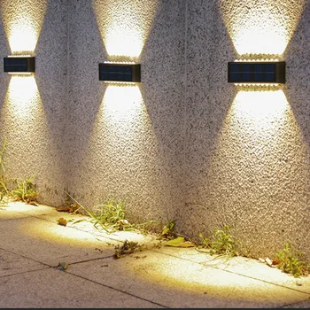 Güneş duvar lambası açık 4LED sıcak ışık su geçirmez yukarı ve aşağı aydınlık aydınlatma balkon Yard bahçe dekorasyon ışıkları ev